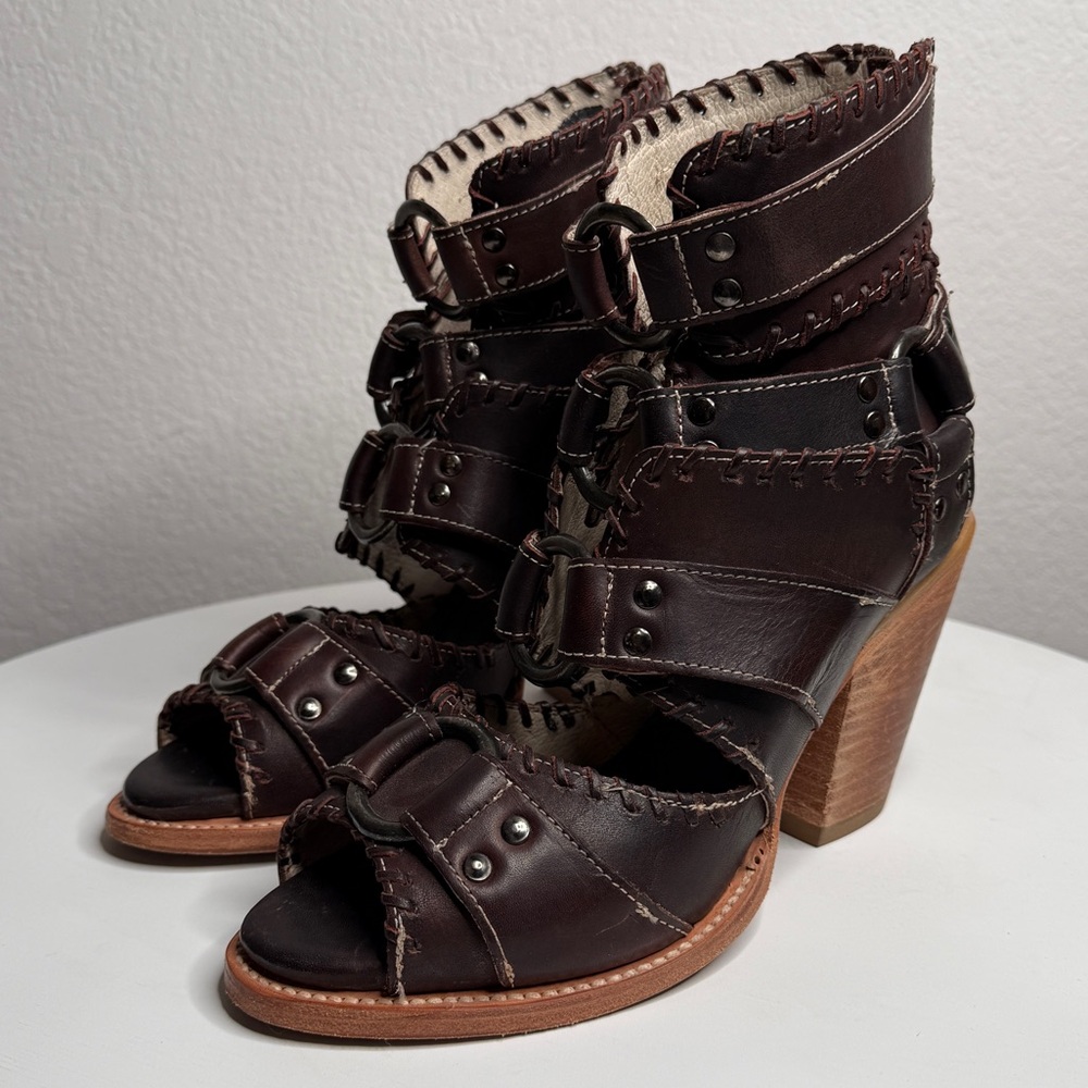 Freebird by Steven Rapture Brown Leather Studded Ring Heeled Sandals Size 9 - Picture 1 of 9